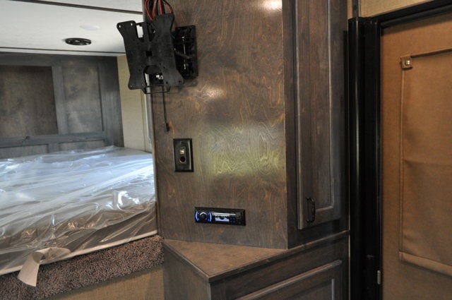 2027 SHADOW 69236S Living Quarters