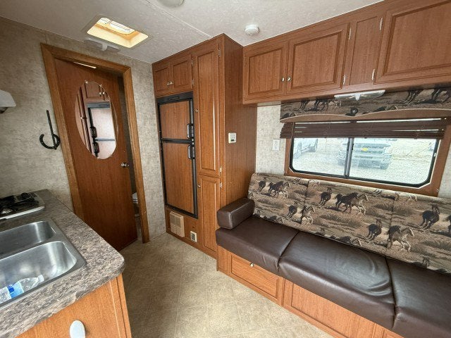 2010 Bison 4 HORSE LQ Trailer