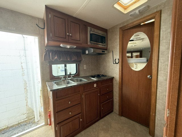 2010 Bison 4 HORSE LQ Trailer